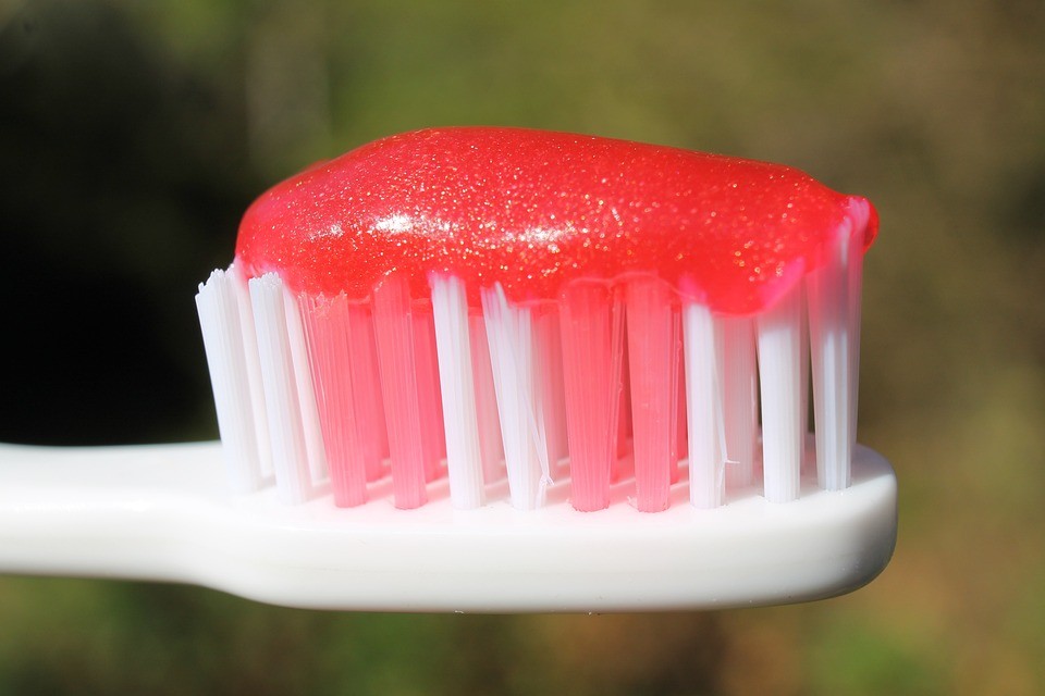 Как люди чистили зубы до изобретения зубной пасты?